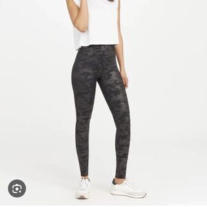 Spanx Faux Leather Matte Black Camo Leggings Size Medium